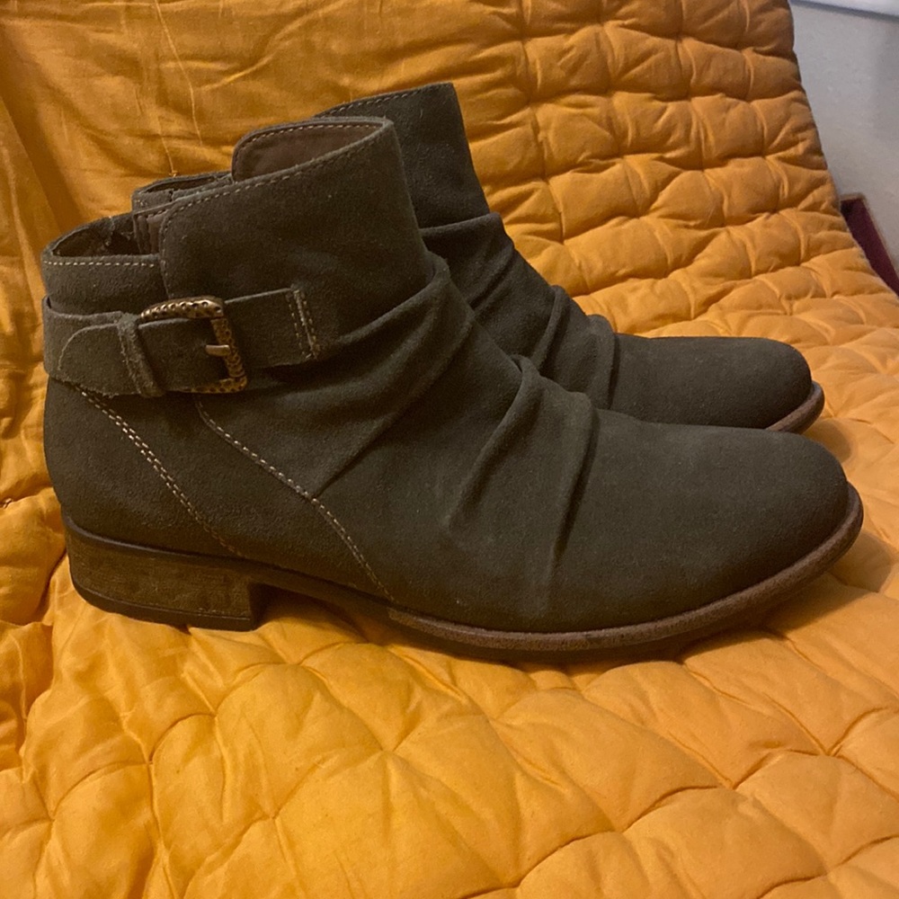 Earth leather booties sz 8.5 olive suede